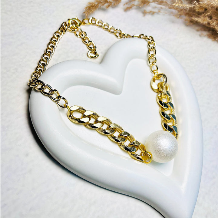 BIG PEARL NECKPIECE